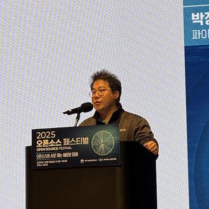 Legalize-KR 프로젝트를 시작한 박정환(@9bow)은 2018년부터 딥러닝 프레임워크 PyTorch 공식 튜토리얼 문서를 한국어로 번역하고 공개하며 파이토치 한국 사용자 모임(PyTorchKR)의 대표 운영자로 활동하고 있다. 오픈소스와 커뮤니티, 시계열 예측 분야에 관심이 많으며, 최근에는 1인칭 영상 분석을 위한 모델 및 서비스를 개발하고 있다.